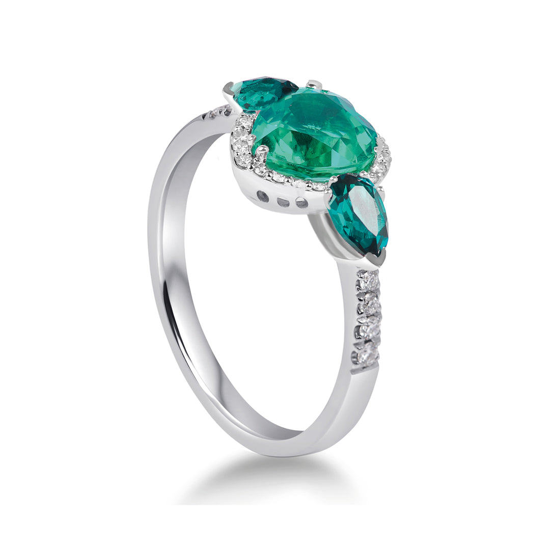 Anello in Oro bianco 18kt con Smeraldi ricreati taglio cuore e taglio goccia e Diamanti accresciuti