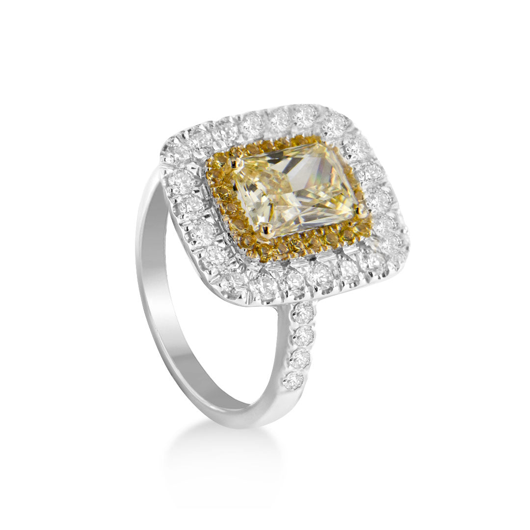 Anello in oro 18kt con diamanti accresciuti e zaffiri