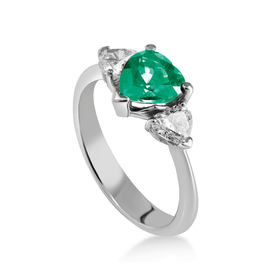 Anello in oro 18kt con diamanti accresciuti e smeraldo