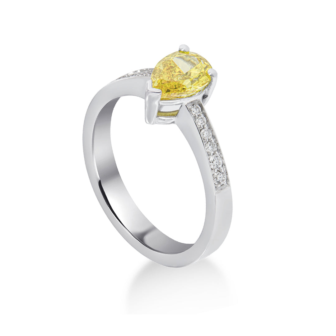 Anello in Oro bianco 18kt con Diamante accresciuto taglio goccia yellow e Diamanti accresciuti taglio brillante