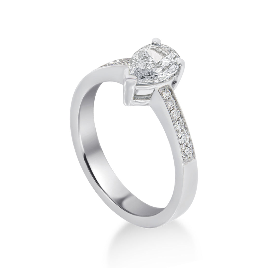 Anello in Oro bianco 18kt con Diamante accresciuto taglio goccia e Diamanti accresciuti taglio brillante