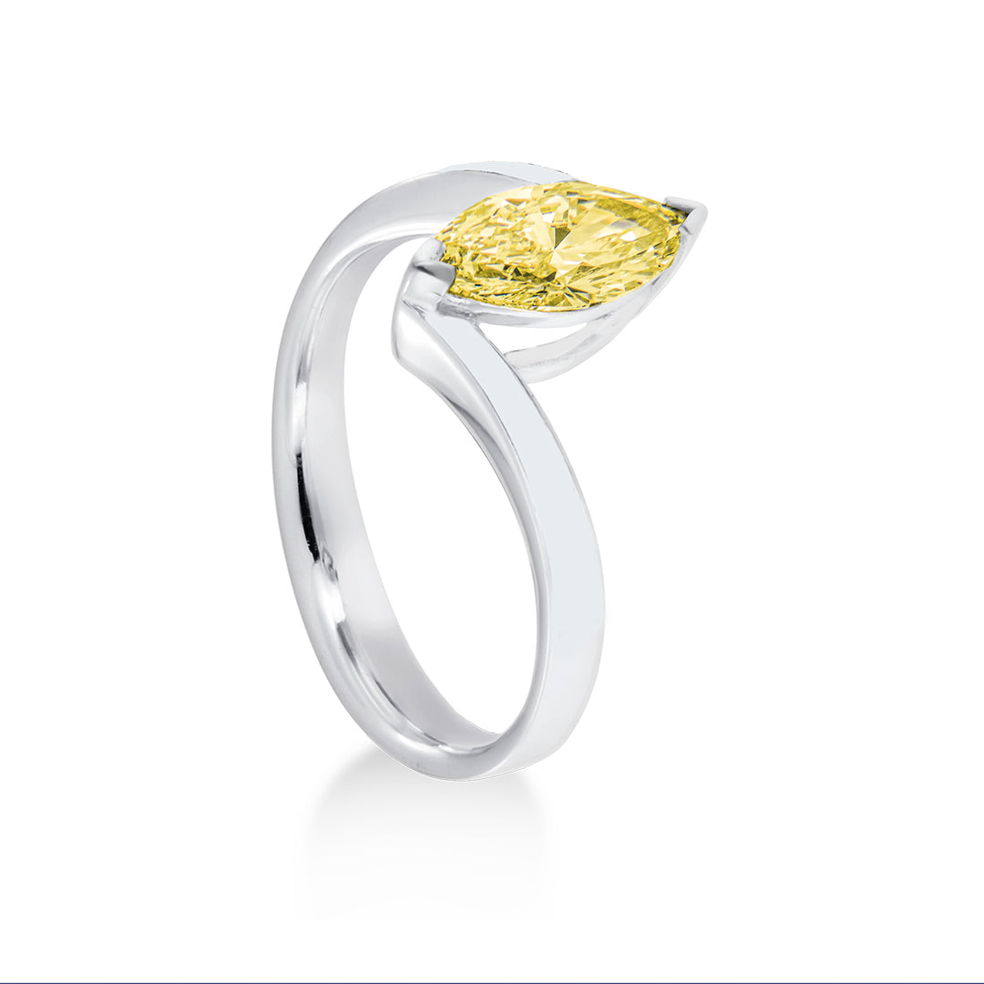 Anello in Oro bianco 18kt con Diamante accresciuto taglio marquise yellow