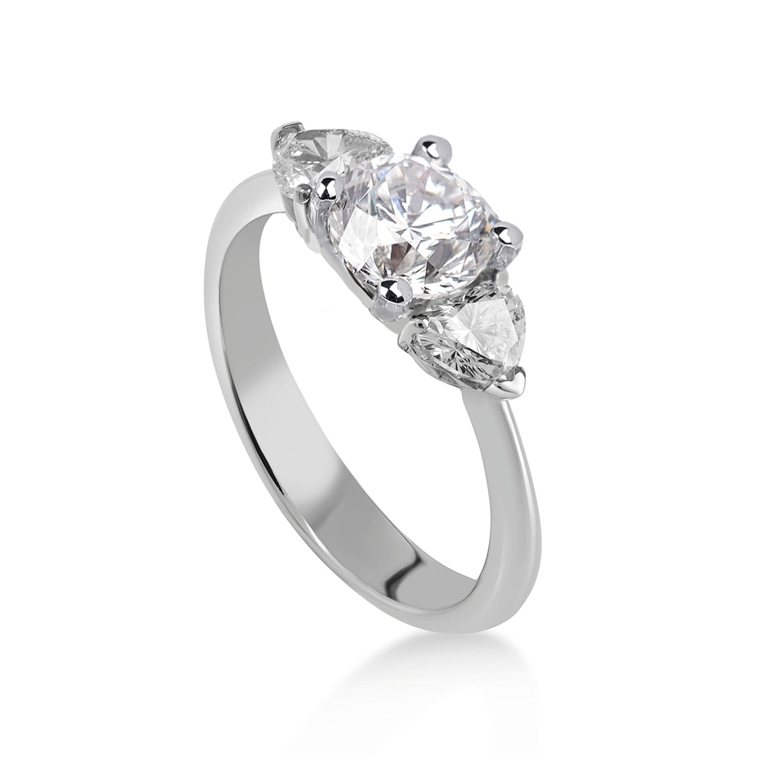 Trilogy in Oro bianco 18kt con Diamante accresciuto taglio brillante e Diamanti accresciuti taglio cuore